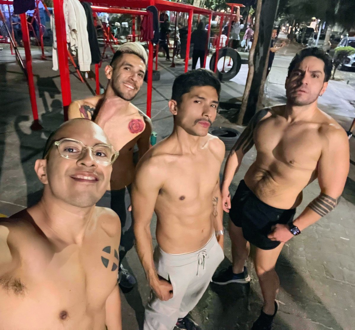 Retomé la ejercicion con un grupo de onvrez homosexuales muy buena onda, pero nótese que ellos llevan training no solo en ejercicios sino en poses! 
Ellos en modo: SIN MIEDO AL EXITO PAPS!!!!! 
Yo en modo: HOLIIIIIIIII!!!!