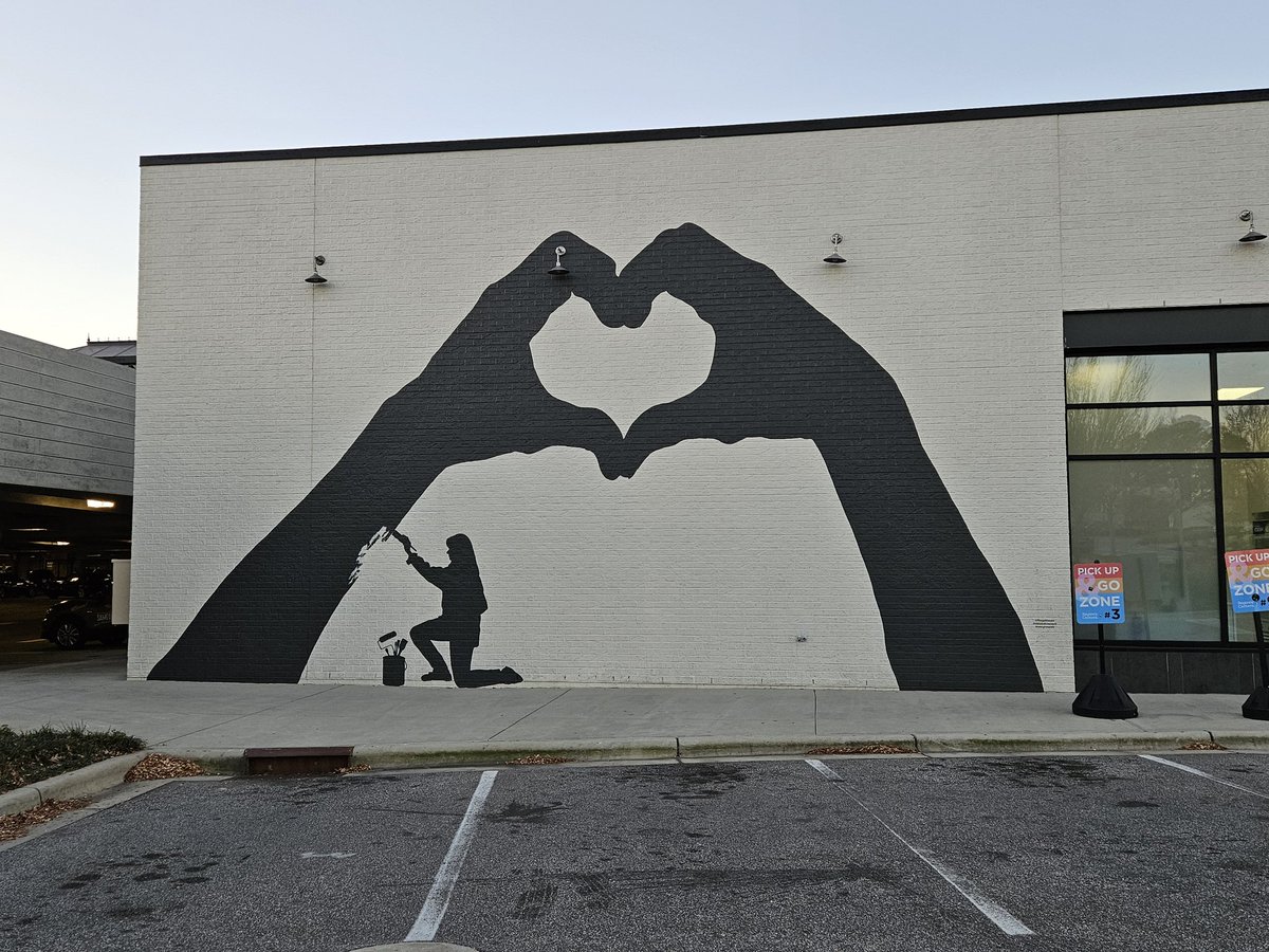 Cre8tiveLib's tweet image. I cannot visit a new city without looking for murals. You didn't fail me, Raleigh!  Thank you, #SLJSummit for picking this city for  your annual conference!