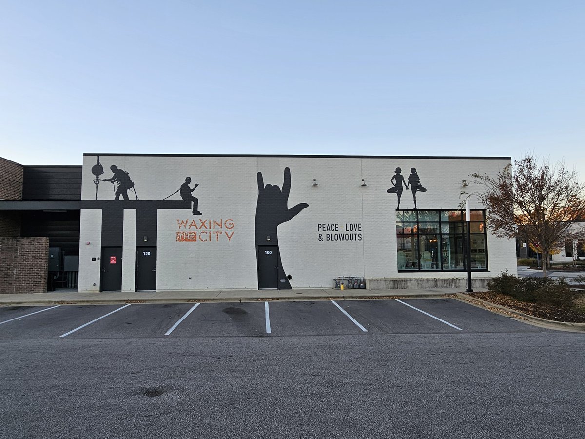 Cre8tiveLib's tweet image. I cannot visit a new city without looking for murals. You didn't fail me, Raleigh!  Thank you, #SLJSummit for picking this city for  your annual conference!