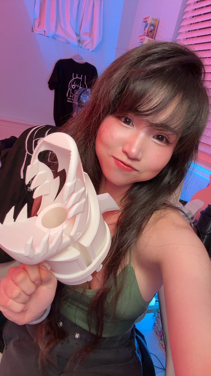 toxickbunny's tweet image. painting jinx props for an event next week + Twitch recap 

Come hangout on stream :)