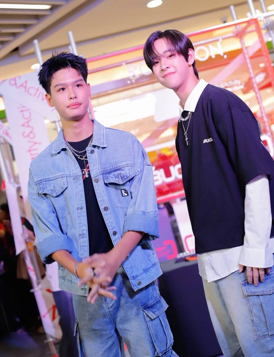 otpcnews's tweet photo. “แอลม่อน-โปรเกรส-เชน-สกาย” รวมทีม “Lovesick 2024” เปิดตัวแบรนด์ BUCK OFF ในงาน “Robinson BUCKOFF Present Lovesick 2024”

#Almondbabybigboy 
#ProgressPassawish
#SkyPhasith #shane_tnp
#BUCKOFFxLoveSick2024 
#BEYOUNOTTHEM 

“BUCK OFF” เสื้อผ้าสไตล์ Street แบรนด์ที่จะพาทุกคนไปค้นหาความมั่นใจ กล้าที่จะเป็นตัวเองผ่านสไตล์การแต่งตัวที่ไม่เหมือนใคร ล่าสุดเปิดตัวแล้วอย่างเป็นทางการในงาน “Robinson BUCK OFF Present Lovesick 2024” ภายใต้ธีม Lifestyle Party & Activity BE you Notthem กับการเปิดตัว Zero COLLECTION คอลเลคชั่นใหม่ล่าสุดจาก BUCKOFF ที่พร้อมจะเปิดโลกของ Unisex fashion ที่ออกแบบมาให้ทุกคนได้สวมใส่ ไม่ว่าจะเป็นผู้ชายหรือผู้หญิงก็สามารถเข้าถึงและแสดงออกถึงความเป็นตัวเองผ่านการแต่งตัวที่ไม่มีขีดจำกัด

อ่านข่าวเพิ่มเติมได้ที่ https://t.co/mToxIoQ8MD