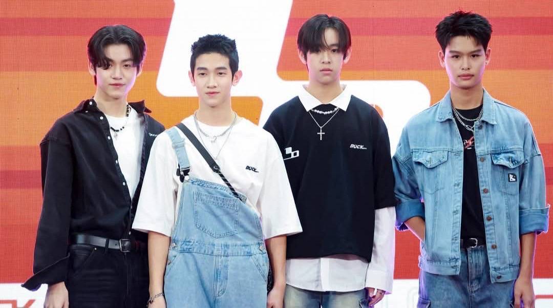 otpcnews's tweet photo. “แอลม่อน-โปรเกรส-เชน-สกาย” รวมทีม “Lovesick 2024” เปิดตัวแบรนด์ BUCK OFF ในงาน “Robinson BUCKOFF Present Lovesick 2024”

#Almondbabybigboy 
#ProgressPassawish
#SkyPhasith #shane_tnp
#BUCKOFFxLoveSick2024 
#BEYOUNOTTHEM 

“BUCK OFF” เสื้อผ้าสไตล์ Street แบรนด์ที่จะพาทุกคนไปค้นหาความมั่นใจ กล้าที่จะเป็นตัวเองผ่านสไตล์การแต่งตัวที่ไม่เหมือนใคร ล่าสุดเปิดตัวแล้วอย่างเป็นทางการในงาน “Robinson BUCK OFF Present Lovesick 2024” ภายใต้ธีม Lifestyle Party & Activity BE you Notthem กับการเปิดตัว Zero COLLECTION คอลเลคชั่นใหม่ล่าสุดจาก BUCKOFF ที่พร้อมจะเปิดโลกของ Unisex fashion ที่ออกแบบมาให้ทุกคนได้สวมใส่ ไม่ว่าจะเป็นผู้ชายหรือผู้หญิงก็สามารถเข้าถึงและแสดงออกถึงความเป็นตัวเองผ่านการแต่งตัวที่ไม่มีขีดจำกัด

อ่านข่าวเพิ่มเติมได้ที่ https://t.co/mToxIoQ8MD