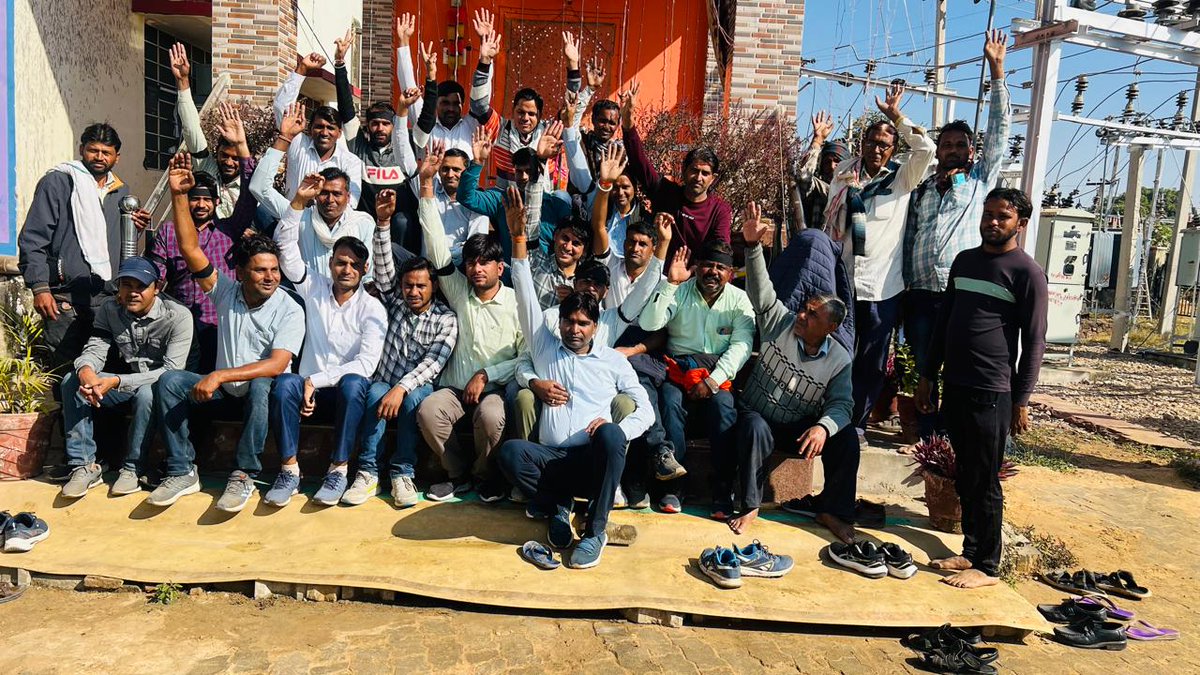 gajraj_meena's tweet photo. विधुत विभाग में निजीकरण के विरोध में प्रदर्शन
सपोटरा जिला - करौली

#stop_Privatizion_of_Electricity

@CMORajasthan
@BhajanlalBjp
@Hlnagar
@alokrajenergy
@artizzzz
@1stindianewz 
@zeeNews
@prathveerajG
@RamroopNishana https://t.co/3fT3iJsfw8