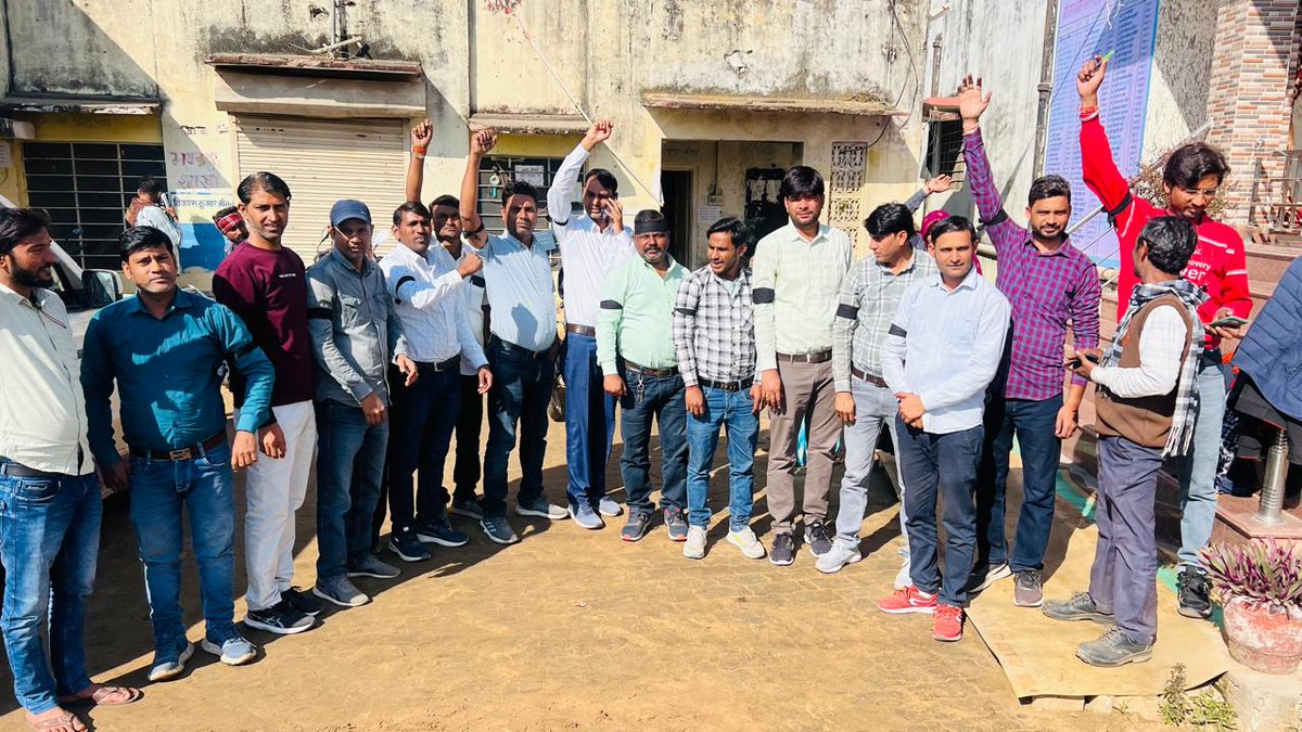 विधुत विभाग में निजीकरण के विरोध में प्रदर्शन
सपोटरा जिला - करौली

#stop_Privatizion_of_Electricity

@CMORajasthan
<a href="/BhajanlalBjp/">Bhajanlal Sharma</a>
@Hlnagar
@alokrajenergy
<a href="/artizzzz/">Arti Dogra</a>
@1stindianewz 
@zeeNews
@prathveerajG
<a href="/RamroopNishana/">Ramroop Meena</a>