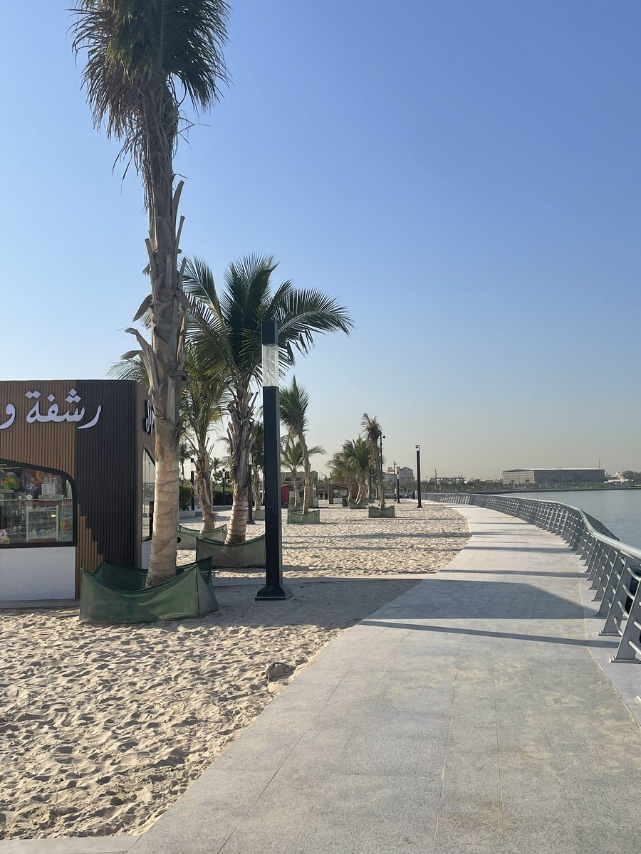 nahida2002's tweet photo. أكير  خطأ في تصميم كورنيش أبحر الجنوبية هو المناطق الرملية بجوار البحر ، أصبحت الأراضي المشرفة على البحر مليئة بالرمال ومنطقة سيئة للجلوس أو المشي . بالفعل منطقة غير مريحة . أعتقد أن المنطقة الرملية المجاورة لمنطقة السباحة تكفي وتحافظ على نظافة الكورنيش .  @JeddahAmanah https://t.co/mwmgwyI1EC