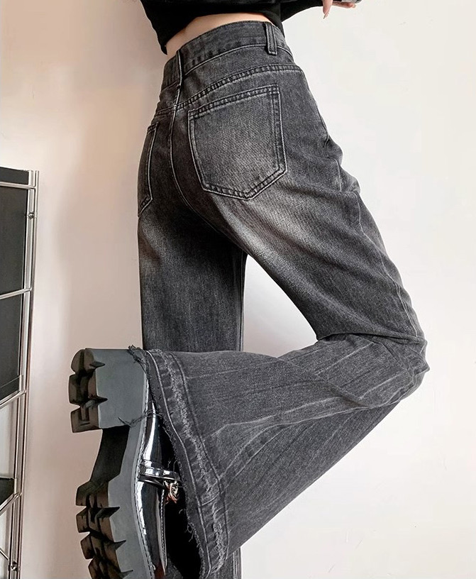 teddy20100712's tweet image. 体型を拾いすぎない！
脚長効果のあるフレアデニム👖

ヴィンテージ感のある色合いと
切りっぱなしデザインがおしゃれ

商品はこちらから▼
item.rakuten.co.jp/teddyshop/pant…

#楽天市場 #TeddyShop #フレアデニム #脚長効果