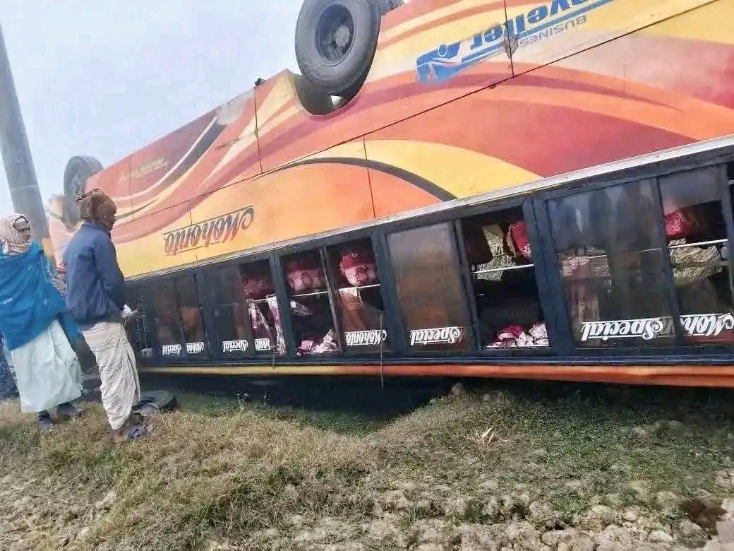 নওগাঁয় ঘন কুয়াশায় বাস উল্টে নিহত ৩, আহত ১০