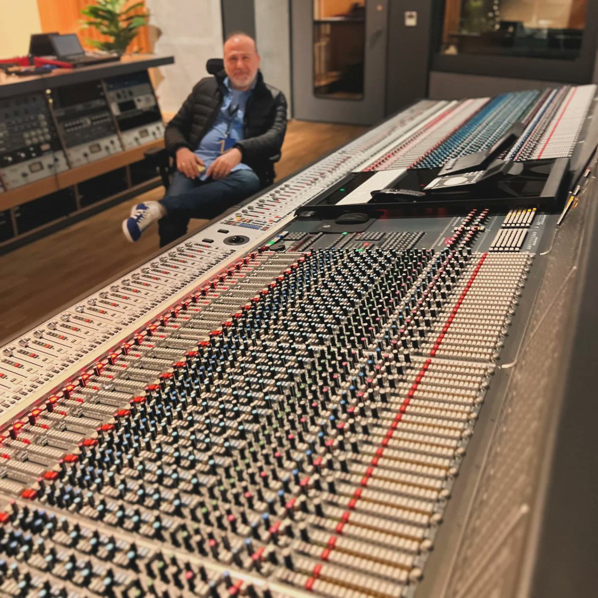 Engin Akinci (@enginakinci) on Twitter photo Suudi Arabistan'ın başkenti Riyad'ta dünyanın en büyük ses kayıt, mix ve mastering stüdyosunu gezdim. Guiness Dünya Rekorları kitabının onayladığı Merwas stüdyoları, her müzisyen, prodüktör ve sanatçı için hayallerin ötesinde imkanlar sunuyor. <a href="/Merwas_SA/">Merwas | مرواس</a> Suudi Arabistan'ın başkenti Riyad'ta dünyanın en büyük ses kayıt, mix ve mastering stüdyosunu gezdim. Guiness Dünya Rekorları kitabının onayladığı Merwas stüdyoları, her müzisyen, prodüktör ve sanatçı için hayallerin ötesinde imkanlar sunuyor. <a href="/Merwas_SA/">Merwas | مرواس</a>