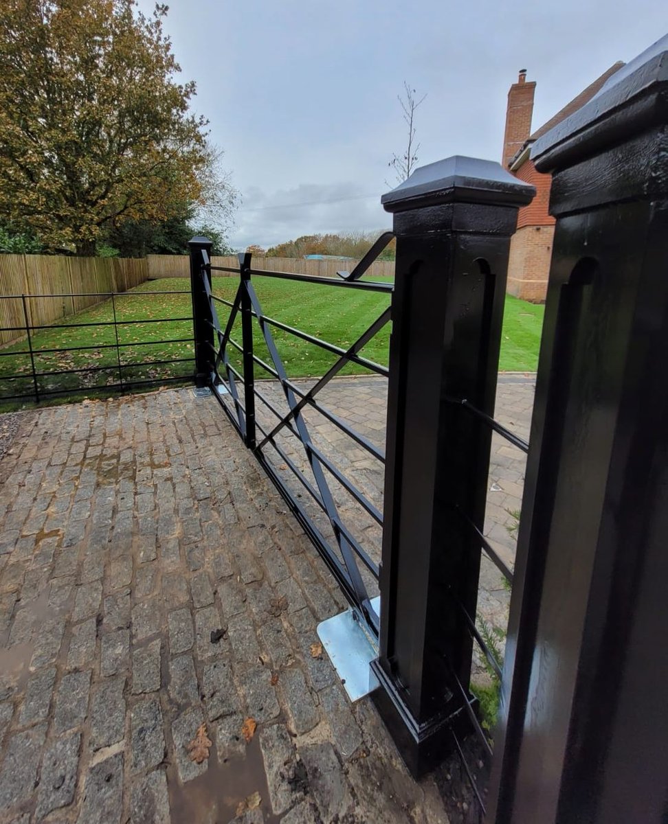 ttc_ironwork's tweet image. The Stamford Gates with cast Iron Gate posts add true architectural heritage to any site.
They are typically made as pairs of gates , with maximum openings between 3.6 and 4m. Fully bespoke so the customer can choose the final design

#stamford
#gate
#metalgate
#thetraditionalco