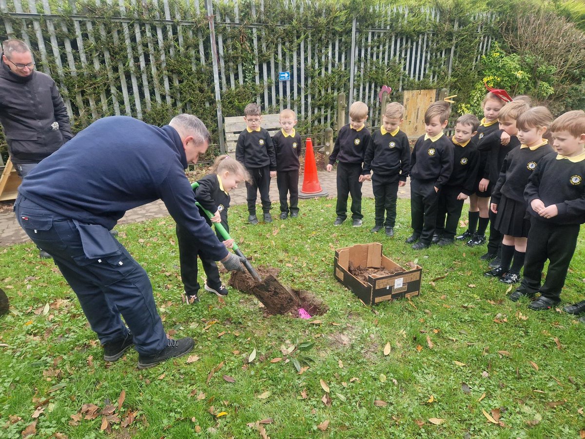 ctrps1's tweet image. Today was a thrilling day in Miss Galbraith&apos;s P2 class! The children planted their very own time capsule as part of a science experiment. The capsule is packed with memories and objects for future comparison. ⏰️ #ScienceExperiment #TimeCapsule #ClassroomFun😊