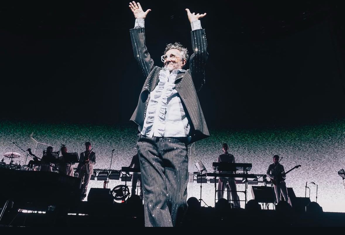 FitoPaezMusica's tweet photo. Así, en caliente!
Picante, salvaje, sofisticado, animal, inolvidable. Con el genio de Álvaro Enríquez de invitado quemando naves y esta banda de oro. 
Te amo Santiago!
Ahora, a perderse en tus calles…
Fito

📸 @AndieBorie https://t.co/lZ8q3jMAya
