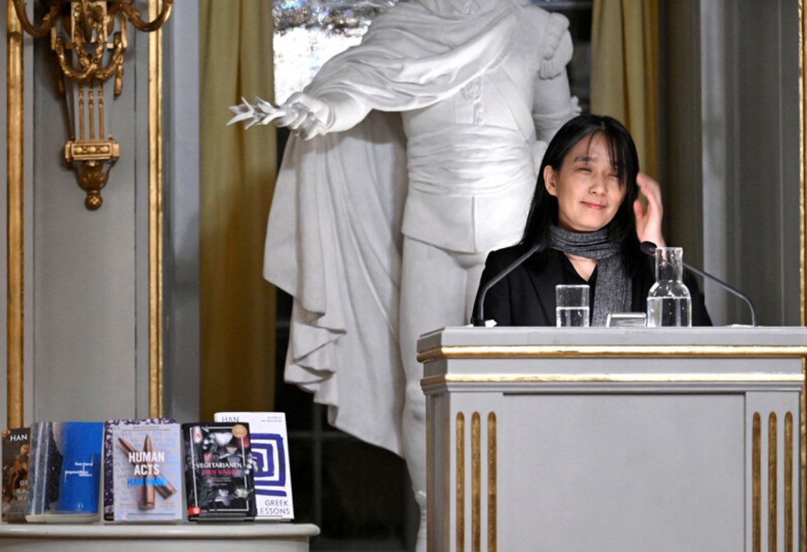 한강 작가 노벨문학상 수상 소감 전문 (한글 번역본)

폐하, 왕실 전하, 신사 숙녀 여러분.

제가 여덟 살이던 날을 기억합니다. 오후 주산 수업을 마치고 나오는데 갑자기 하늘이 열리더니 폭우가 쏟아졌습니다. 비가 너무 세차게 내리자 20여 명의 아이들이 건물 처마 밑에 웅크리고 있었습니다.