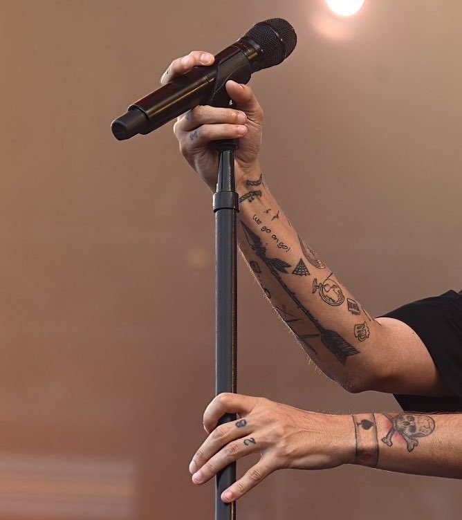 louis hands bot (@lwthandsbot) on Twitter photo 