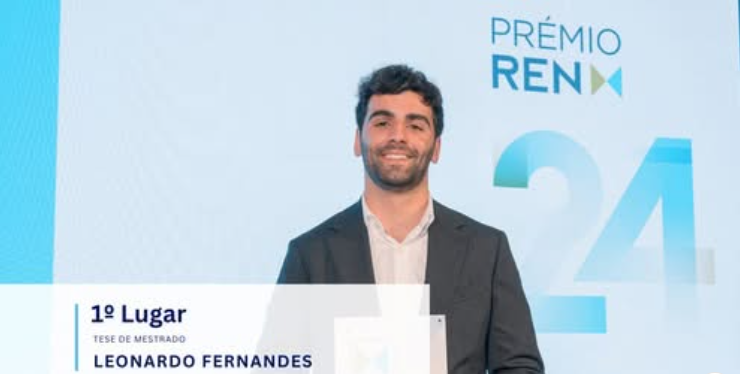 Departamento de Engenharia Mecânica da FEUP (@demec_feup) on Twitter photo O Prémio REN 2024 foi concedido a Leonardo Fernandes, Mestre em Engenharia Mecânica da FEUP pela sua tese de mestrado orientada pelo Professor Abel Rouboa, docente no DDEMec.
O DEMec felicita Leonardo e o seu orientador por esta excelente conquista. O Prémio REN 2024 foi concedido a Leonardo Fernandes, Mestre em Engenharia Mecânica da FEUP pela sua tese de mestrado orientada pelo Professor Abel Rouboa, docente no DDEMec.
O DEMec felicita Leonardo e o seu orientador por esta excelente conquista.