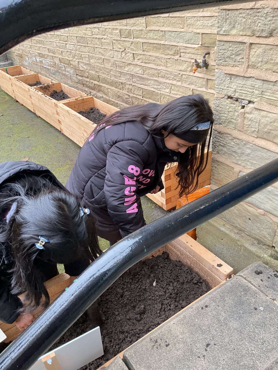 This morning, Year 3 were lucky enough to participate in an outdoor learning session. The children created their own plants from natural materials before labeling the correct parts. They then dug the soil in the new planters before planting garlic. #WeEXCEED #HGPS
