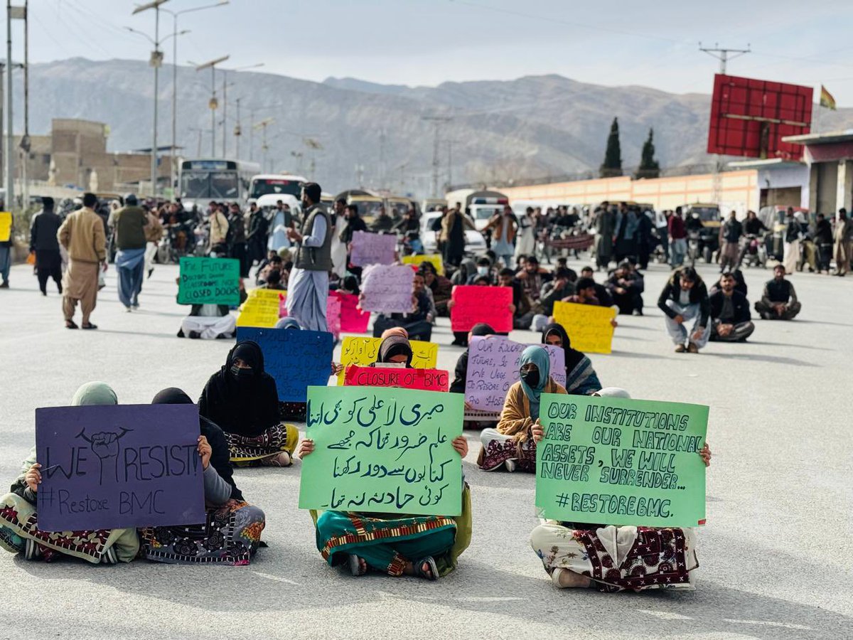 بلوچستان کے تعلیمی اداروں کی ملٹرائزیشن ، بلوچ طالبعلموں پر ریاستی کریک ڈاون اور بولان میڈیکل کالج کی بندش کے خلاف احتجاجی تحریک 15 دنوں سے جاری ہے۔ 

احتجاجی کیمپ سے آج ایک ریلی کا انعقاد کیا گیا جس میں کثیر تعداد میں طلباء و طالبات نے شرکت کی۔ احتجاجی ریلی سے بولان میڈیکل کالج