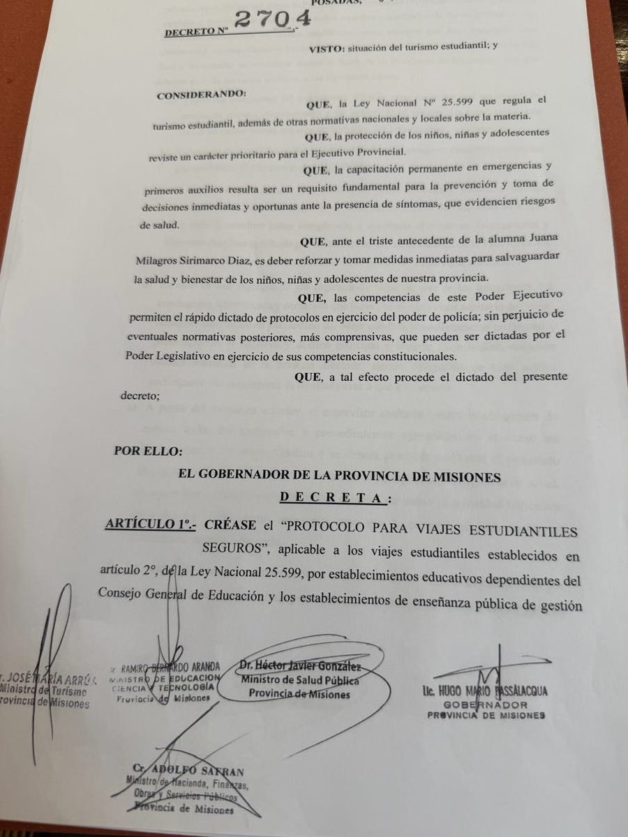 Tras el lamentable suceso reciente en un viaje de egresados, que nos conmovió profundamente, firmé el decreto que pone en vigencia el Protocolo para Viajes Estudiantiles Seguros. Es una medida trabajada en conjunto con los ministerios de Salud, Turismo y Educación, que busca