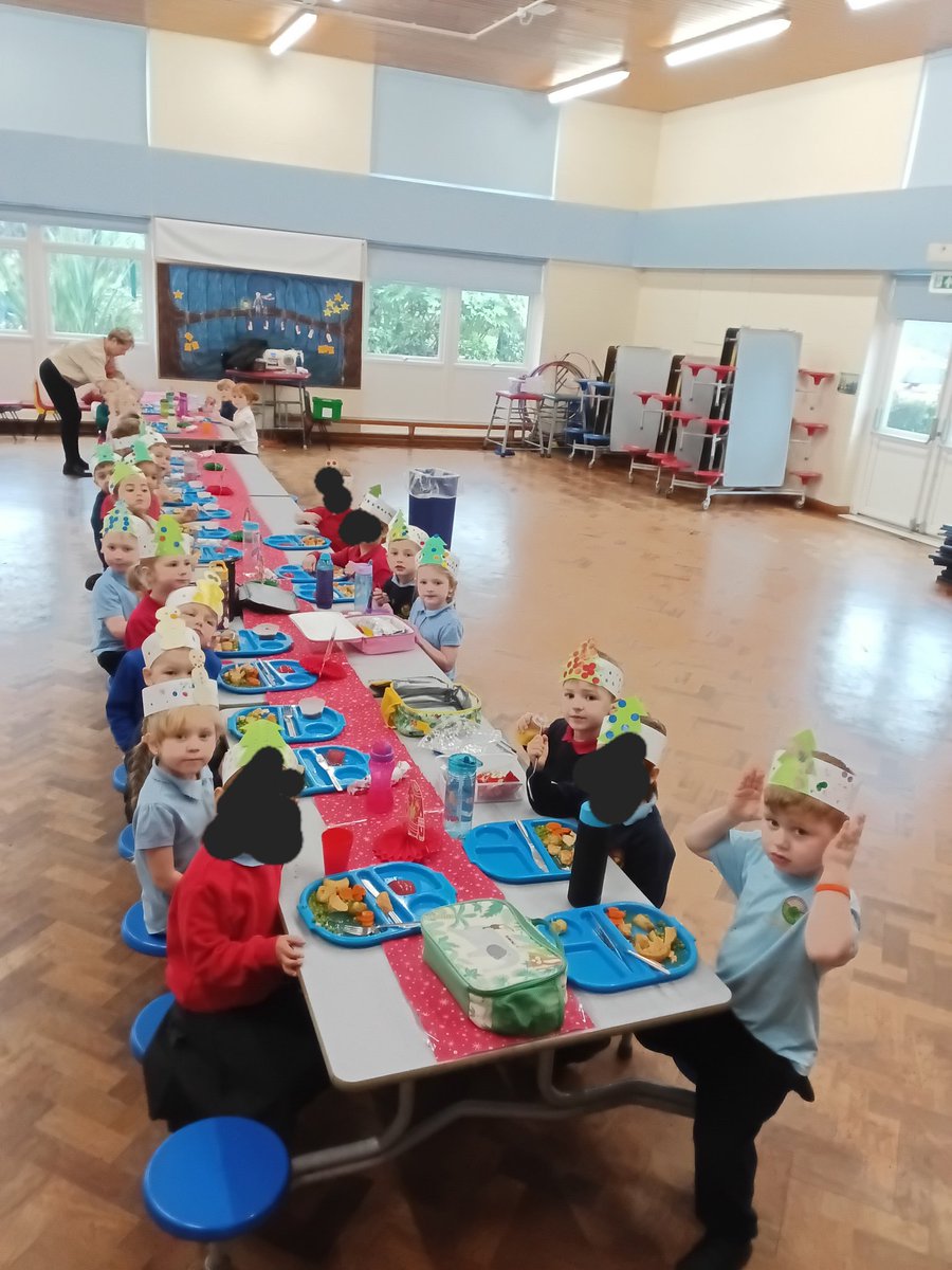 FS2AngramBank's tweet photo. Enjoying our Christmas dinner today🍗🥳 https://t.co/pb0sMI4tHE