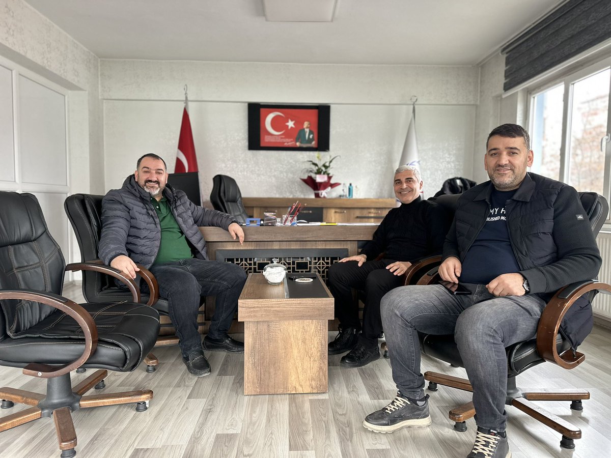 Değerli aile dostum abim <a href="/Murat__AK__/">M.AK</a> hocama Yeni Tatvan gençlik Spor müdürlüğünende hayırlı olsun ziyaretinde bulumdum yeni görevinde başarılar diliyorum yolu her daim açık olsun
<a href="/kasapoglu/">Dr. Mehmet Kasapoğlu</a> <a href="/OA_BAK/">Dr. Osman Aşkın Bak</a>