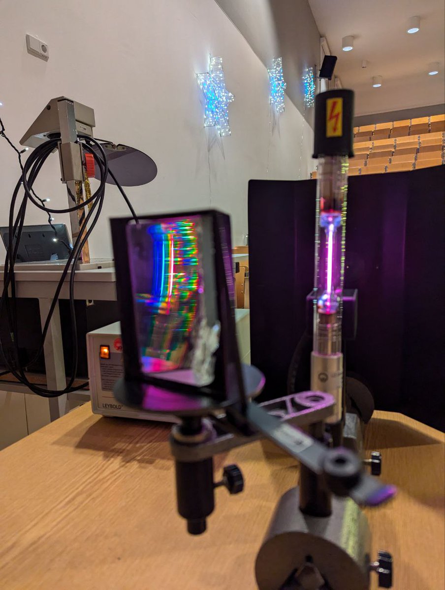 In preparation for the Christmas Physics Christmas lecture @UHHMINtogether with Günter Sigl, yesterday, I spent an afternoon with the amazing assistants and we looked at potential experiments to deliver. It was excellent - so stay tuned!