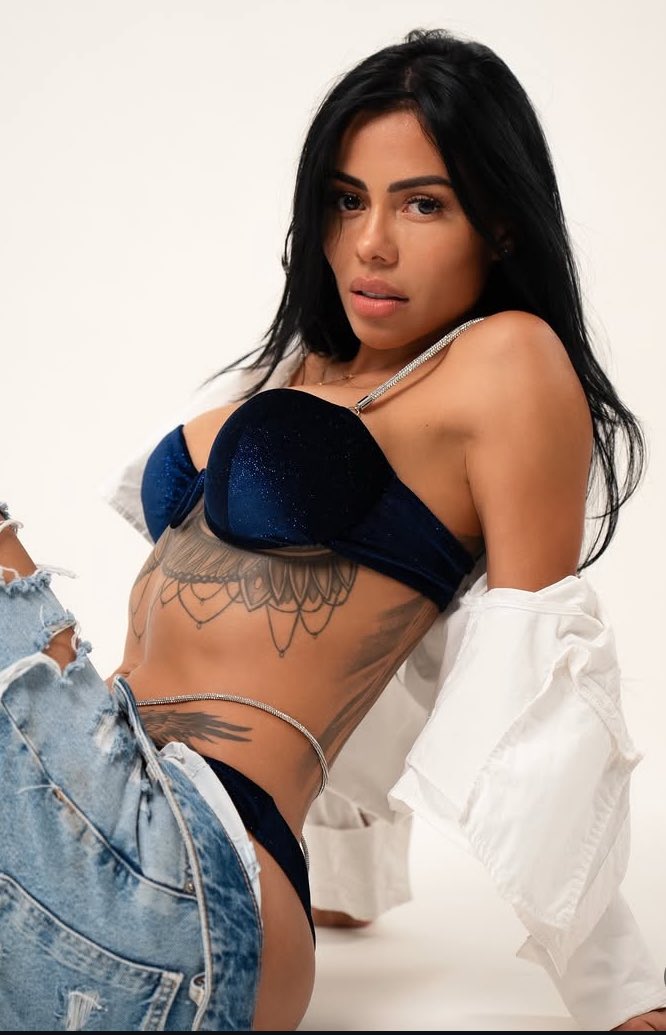 • Hᥱrᥲ tweet media