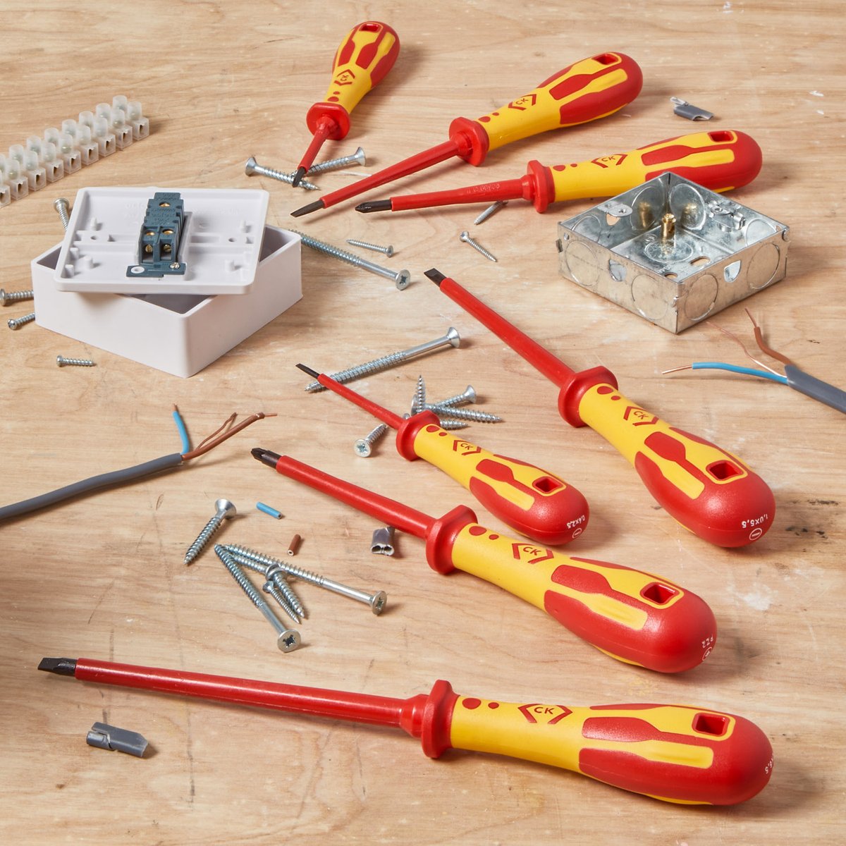 🪛⚡ Precision meets protection with the VDE Screwdriver Set/7 - SLP/PZ0:
✨Ergonomic handles
✨Precision tips
✨Chrome Vanadium blades
—safety, strength &amp; control in every turn! A geat stocking filler for the tradesman in your life! 🎅✨
🔎Product Code: T49193D