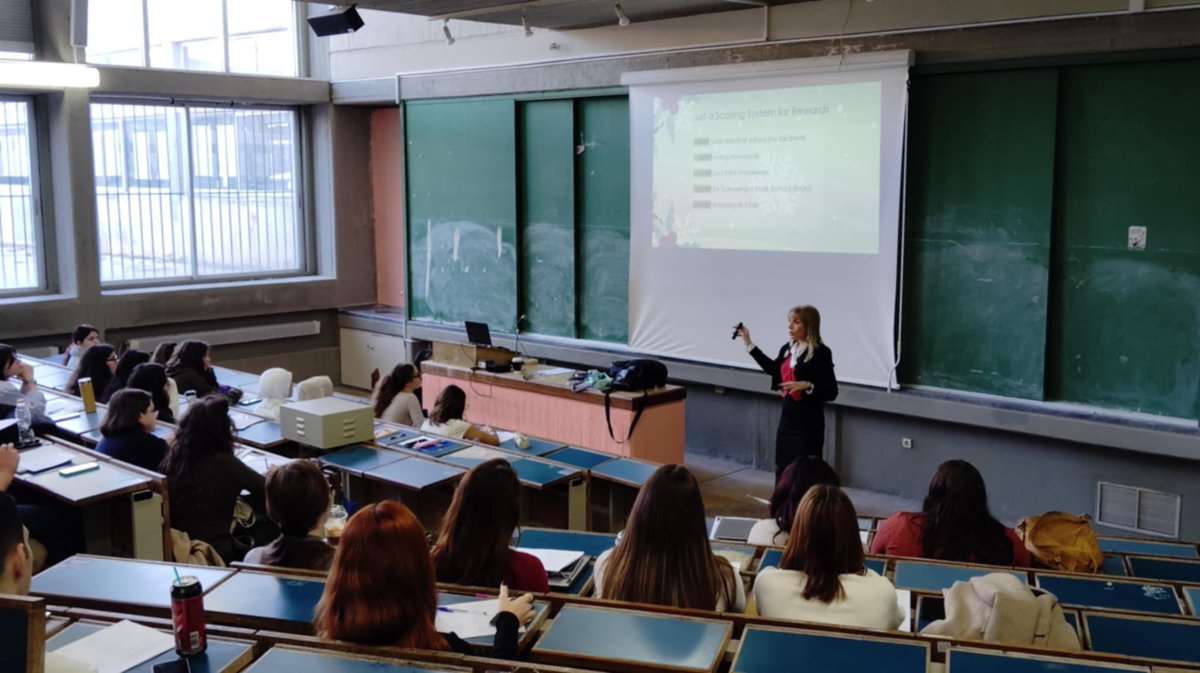 Χριστουγεννιάτικη διάθεση στο Τμήμα Αγγλικής Γλώσσας και Φιλολογίας του Εθνικού και Καποδιστριακού Πανεπιστημίου Αθηνών. Η σημερινή μας εισήγηση, ήταν μια όμορφη προσέγγιση στη διδασκαλία της αγγλικής γλώσσας σε μικρούς μαθητές. Καλές γιορτές σε όλους!