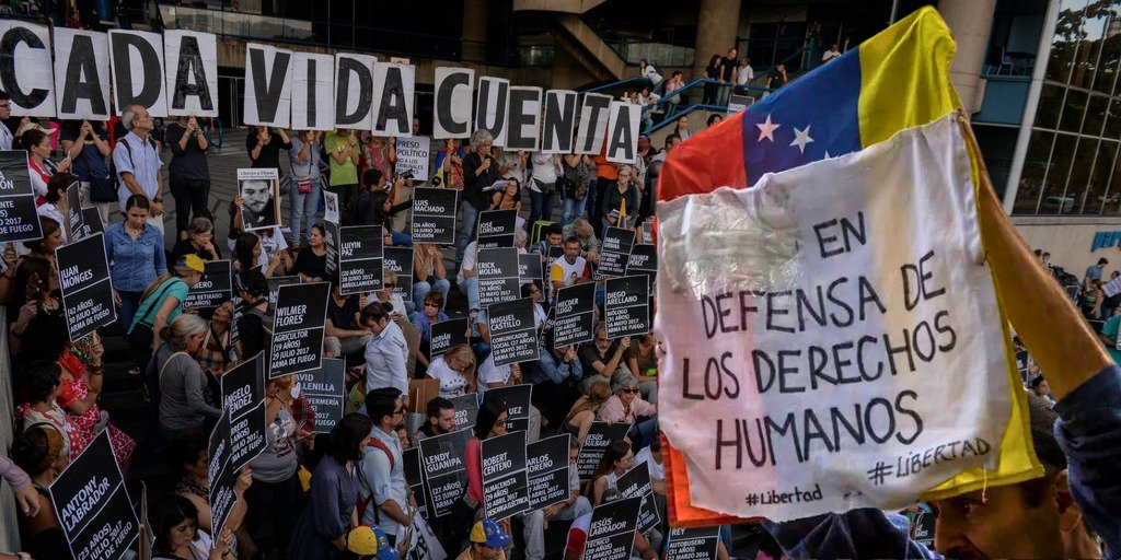 _Provea's tweet photo. Cerco a la sociedad civil.

Observatorio internacional #Odevida denuncia incremento de la criminalización, represión y control social contra defensores de derechos humanos en Venezuela.

Registran 122 casos de agresiones, incluidas detenciones arbitrarias, amenazas y asesinatos, así como la estigmatización a organizaciones clave en 2024 y la violación al derecho a la asociación con la publicación de la Ley Anti Sociedad/ONG:

“Lo común en todos estos casos es el patrón de violaciones al debido proceso, como la de no poder designar un abogado privado”