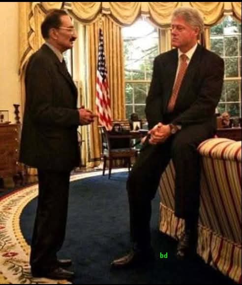 ECEVİT’İN KEHANETİ

"Sayın Clinton,
Eğer ABD Irak'a girerse, Ortadoğu'da en az 30 yıl sürecek savaşlar dönemi başlar. Milyonlarca insan ölür.
Türkiye böyle bir olayın parçası olamaz.

Irak operasyonunun kuzeyden Türkiye'den yapılmasına bu nedenle onay ve yardım veremeyiz."

Bu