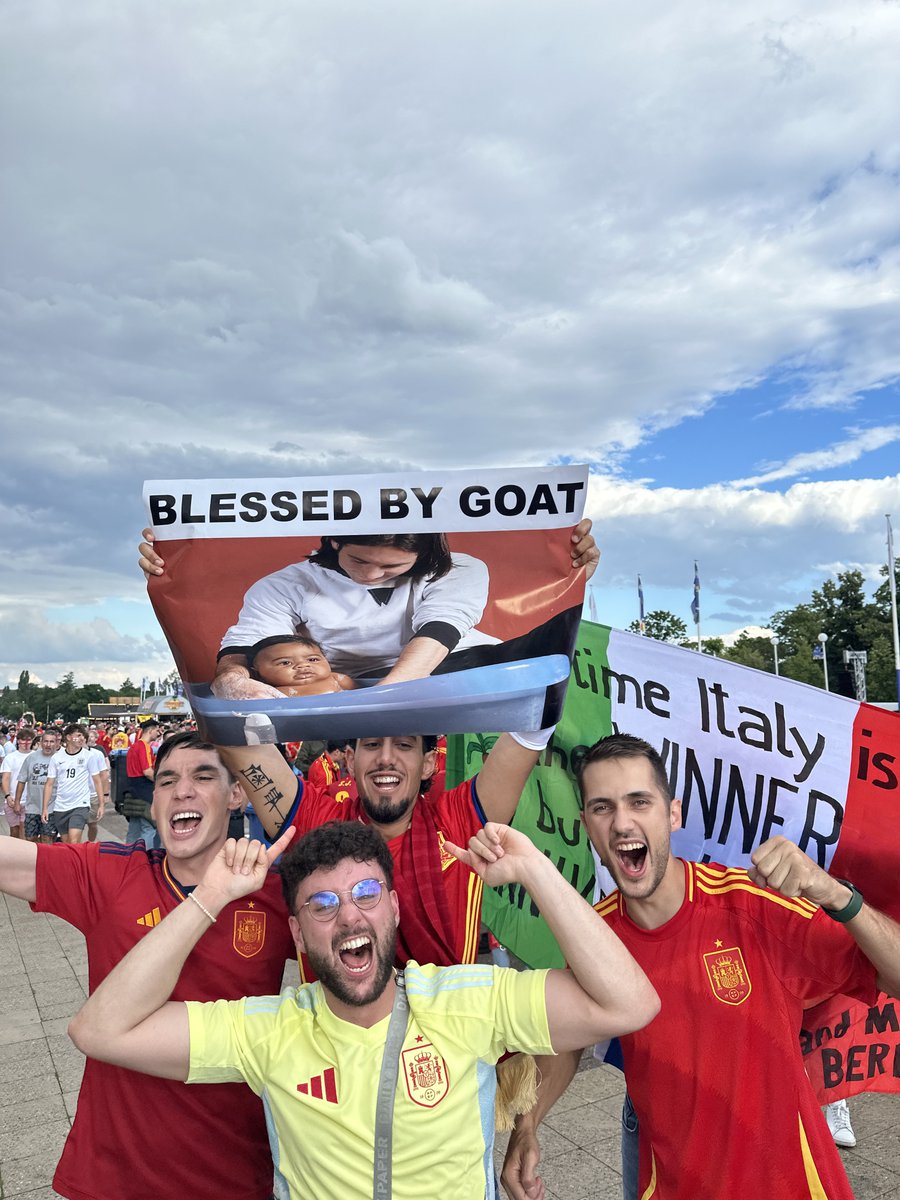 JJeffery96's tweet photo. @DannyLast Few from the Euros final! https://t.co/NGWDYrYb9a