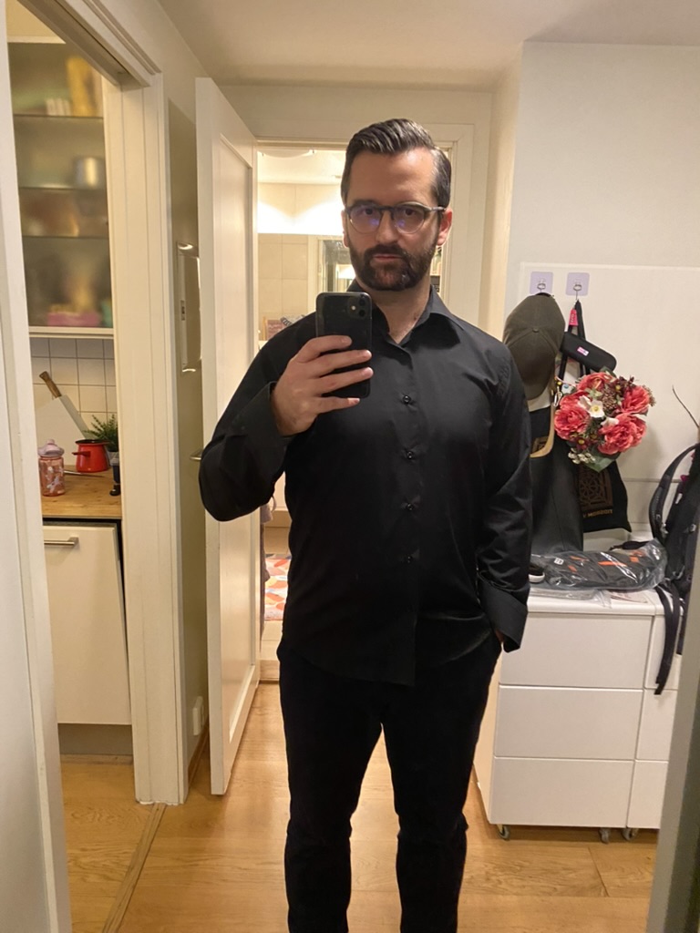 emin_ui's tweet image. Yesterday it was a mass layoff in my company.
I thought to dress for it appropriately 😅

In my back pocket is an uno-reverse card,
might work 🤷‍♂️

#redwedding