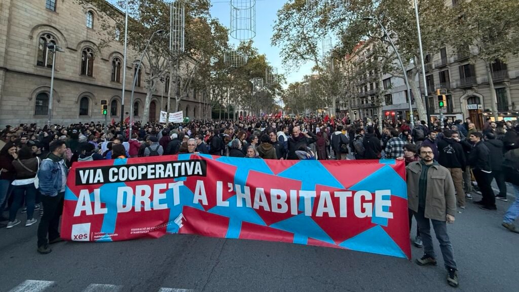 Habicoop (FCHC) (@habicoop_fchc) on Twitter photo 📢La <a href="/XES_cat/">Xarxa d'Economia Solidària de Catalunya</a> i Habicoop denunciem la paralització de nou habitatge social per part de l’Ajuntament de Barcelona. Aquesta situació posa en risc el model d’habitatge cooperatiu en cessió d’ús, clau per garantir el dret a l’habitatge a la ciutat.
habicoop.cat/denunciem-la-p… 📢La <a href="/XES_cat/">Xarxa d'Economia Solidària de Catalunya</a> i Habicoop denunciem la paralització de nou habitatge social per part de l’Ajuntament de Barcelona. Aquesta situació posa en risc el model d’habitatge cooperatiu en cessió d’ús, clau per garantir el dret a l’habitatge a la ciutat.
habicoop.cat/denunciem-la-p…