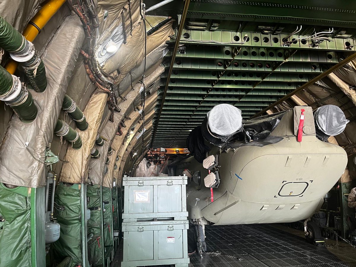EMADmde's tweet photo. La Task Force Toro #TFToro , desplegada en la base aérea de Al Asad en la misión @CJFTOIR ha
comenzado el proceso de repliegue aéreo de sus tres helicópteros. El compromiso de España con sus aliados en la lucha contra el terrorismo continúa. #MOPS https://t.co/tFqIwSaPqp