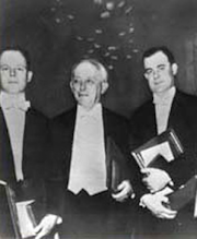 mariobianchi18's tweet photo. L'#11dicembre 1882 nasceva #MaxBorn. Nobel per la fisica nel 1954 per le sue notevoli ricerche sulla meccanica quantistica. Con i suoi studi sulla dinamica dei reticoli cristallini portò contributi essenziali alla teoria dei calori specifici e delle forze di coesione dei solidi. https://t.co/BpsTHhDwmK