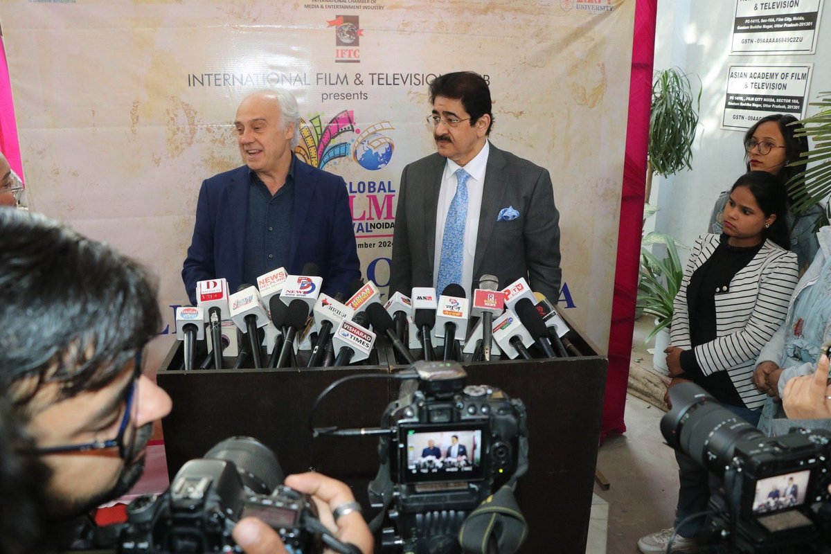 EmbEspIndia's tweet image. The Ambassador of 🇪🇸 to 🇮🇳, H.E. Juan Antonio March Pujol, attended the Global Film Festival 2024 🎬 in Noida. Spain proudly contributed to the festival with the projection of the film ‘El Olivo’.
🇪🇸🤝🇮🇳 

#FilmFestival #SpaIndia #CulturalExchange