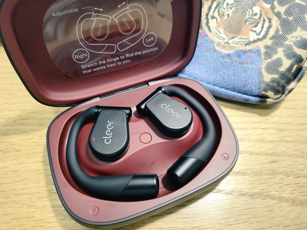 Kobami_Planning's tweet image. Cleerさんから製品をご提供いただき、実証実験に参加しました🎧️
@CleerJp

耳掛け式なのにノイズキャンセリング機能のついたCleer ARC3 Music Proを実際に使ってみると、音質が良くて驚き😳
参加した社内メンバーからも、喜びの声が続々💓

ケースを閉じると、UV消毒されるのも嬉しい🙌
#PR #Cleer