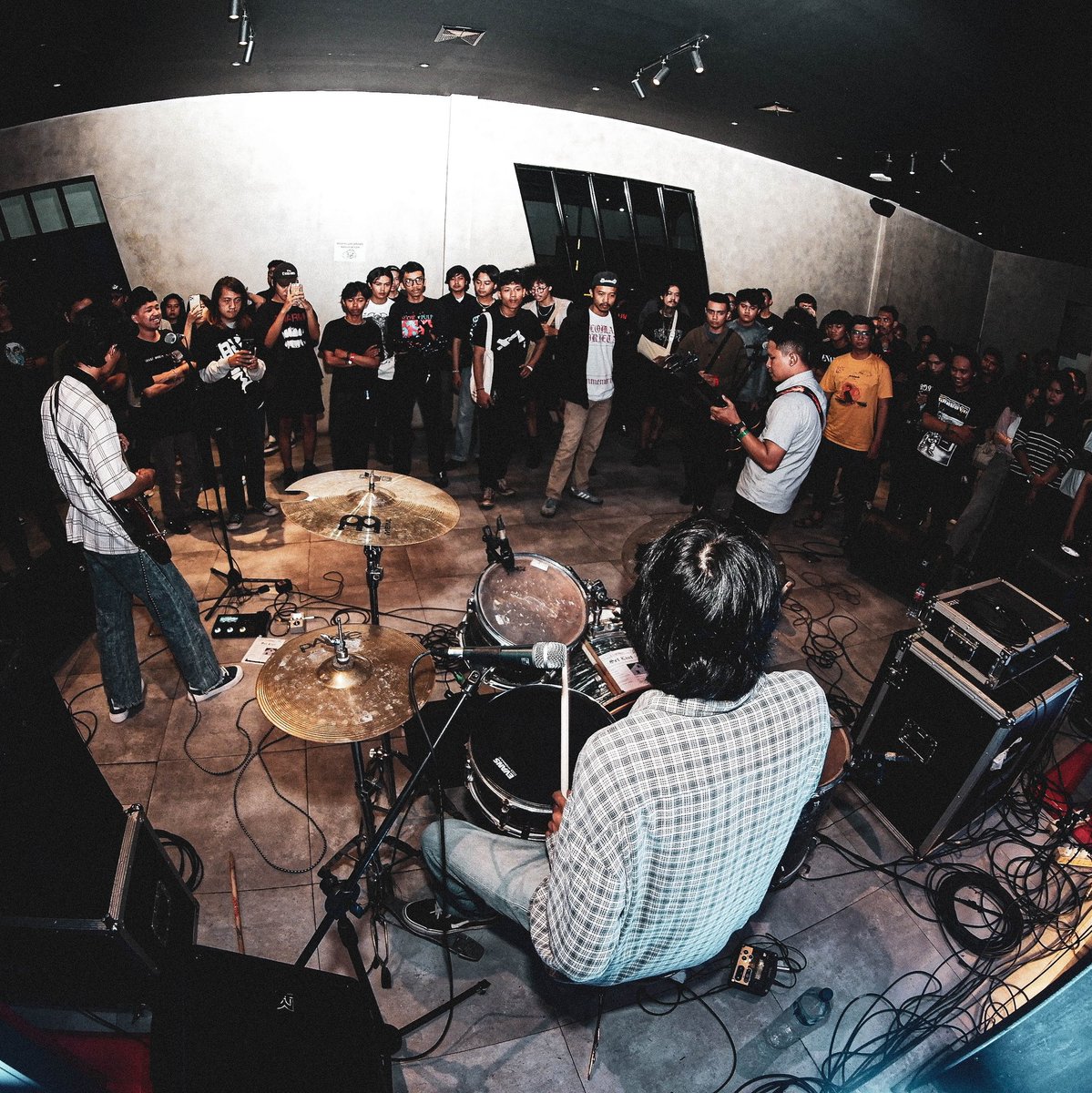 Into The Shimmer Vol.2
Minggu, 8 Desember 2024
Di Cold 'N Brew Majapahit, Semarang

Dokumentasi oleh <a href="/rottennnnnnnn/">Bim</a>