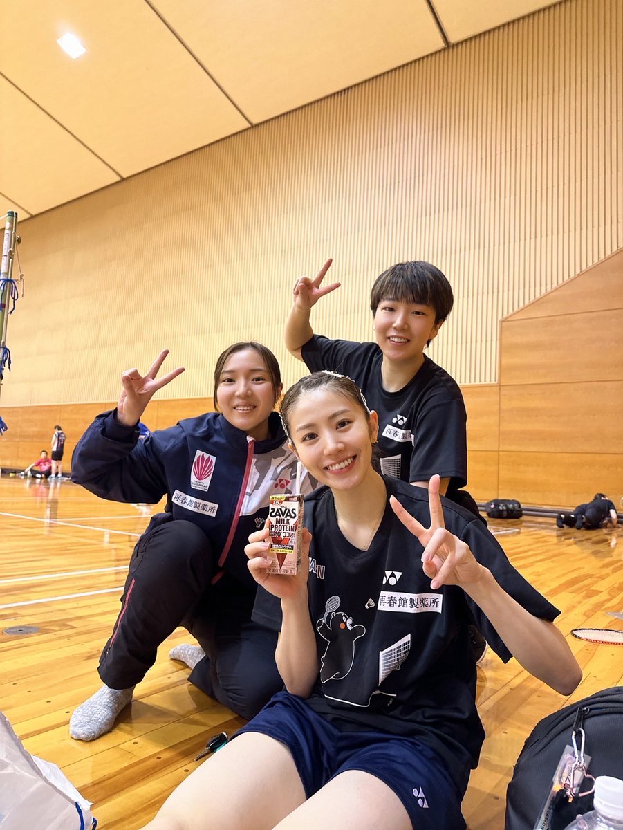 saishunkan_bd's tweet photo. 【ファンクラブ情報】 
『バド部の日常』を更新しました🏸
今回は「控室の松山カメラマン📸」編です！
この写真に至るまでの”素”な表情も…🙈
ぜひご覧ください！

 ▼記事はこちら！ 
https://t.co/nMWNOwunfq https://t.co/N3XJLNa7PL
