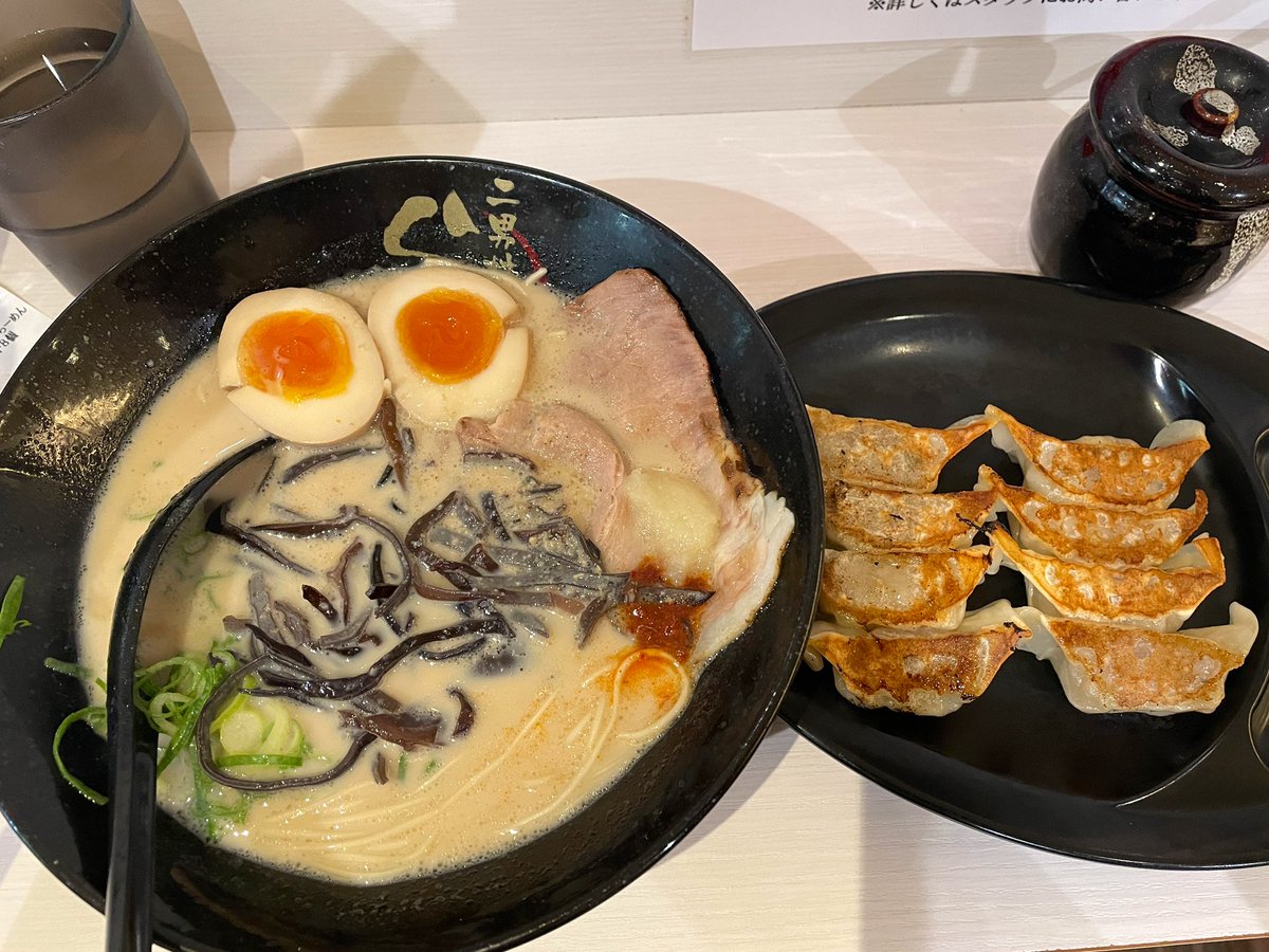 rierock's tweet photo. 博多駅で2時間半ほど時間が空いたので、「らーめん次男坊」で豚骨ラーメン＆餃子セットを食べています🍜。しかも、流れているBGMは偶然にも「Blaze of Glory」（笑） https://t.co/qSc15YB4oW