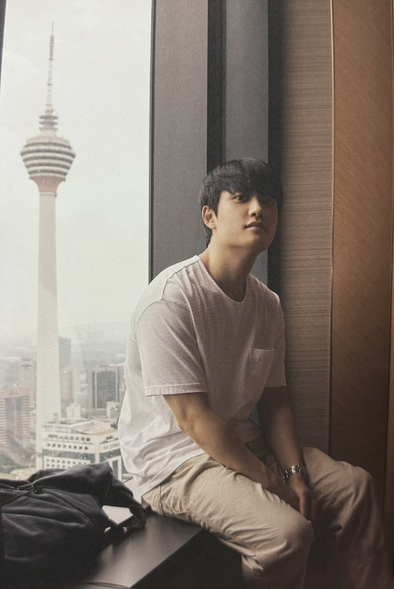 He has no business to look this good!!?!? 😩