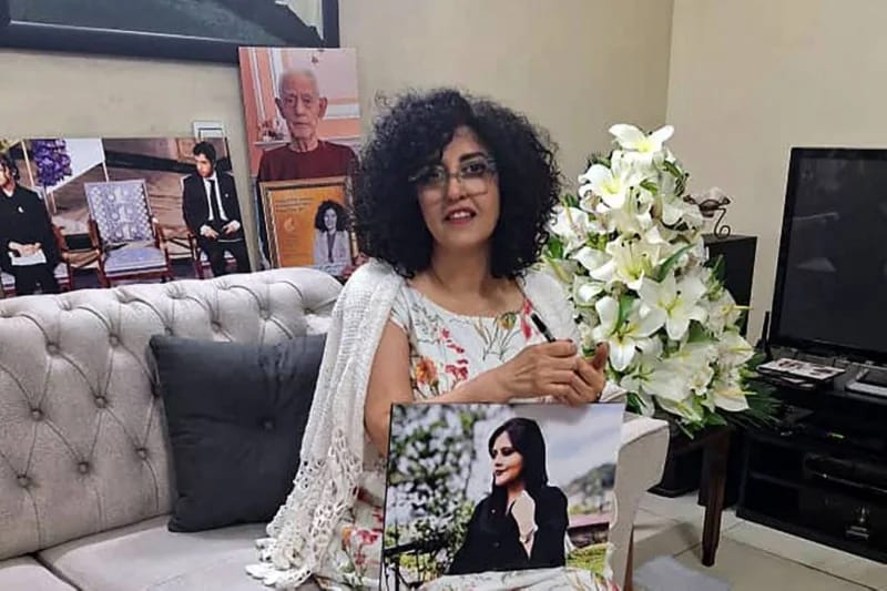 Jaunākajā Latvijas PEN podkāsta Obligātā literatūra sērijā klausieties Nobela miera prēmijas laureātes, rakstnieces un cilvēktiesību aktīvistes- Nargesas Mohammadi  grāmatas "Baltā spīdzināšana" fragmentu. open.spotify.com/episode/1I7faW…