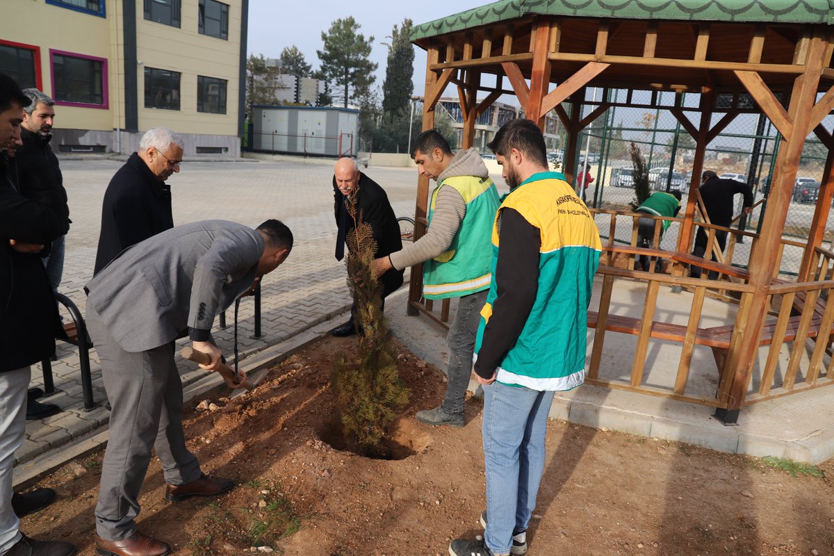 Park ve Bahçeler Müdürlüğü ekiplerimiz ağaçlandırma kampanyası kapsamında ilçedeki Çamlıyayla İlkokulu bahçesinde fidan dikme etkinliği gerçekleştirirken, programa Belediye Başkanvekilimiz Bakır Kama ile Başkan Yardımcılarımız Hasan Erik ve Hamza Bayer de katılarak çocuklarla