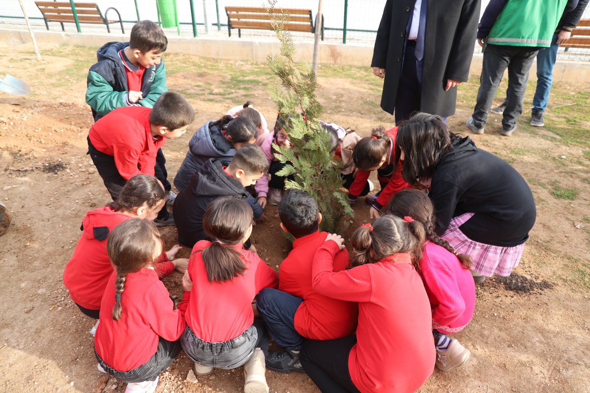 Karakoprubel's tweet photo. Park ve Bahçeler Müdürlüğü ekiplerimiz ağaçlandırma kampanyası kapsamında ilçedeki Çamlıyayla İlkokulu bahçesinde fidan dikme etkinliği gerçekleştirirken, programa Belediye Başkanvekilimiz Bakır Kama ile Başkan Yardımcılarımız Hasan Erik ve Hamza Bayer de katılarak çocuklarla birlikte fidan diktiler.

#KaraköprüBenimBahçem