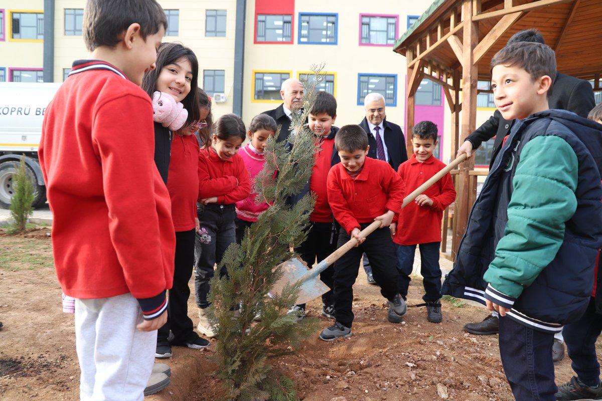 Karakoprubel's tweet photo. Park ve Bahçeler Müdürlüğü ekiplerimiz ağaçlandırma kampanyası kapsamında ilçedeki Çamlıyayla İlkokulu bahçesinde fidan dikme etkinliği gerçekleştirirken, programa Belediye Başkanvekilimiz Bakır Kama ile Başkan Yardımcılarımız Hasan Erik ve Hamza Bayer de katılarak çocuklarla birlikte fidan diktiler.

#KaraköprüBenimBahçem