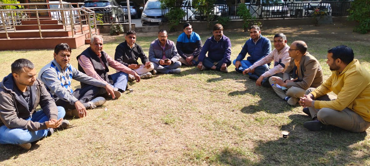 Kishore_RVMAKS's tweet photo. #आज #बिजली #निगमों  के #निजीकरण के खिलाफ #जयपुर के कर्मचारियों ने काली ��ट्टी बांधकर अपना आक्रोश व्यक्त किया
@narendramodi 
@BhajanlalBjp 
@RajCMO 
@hlnagar 
@TikaRamJullyINC 
@1stIndiaNews https://t.co/2xuZP6nJ4I