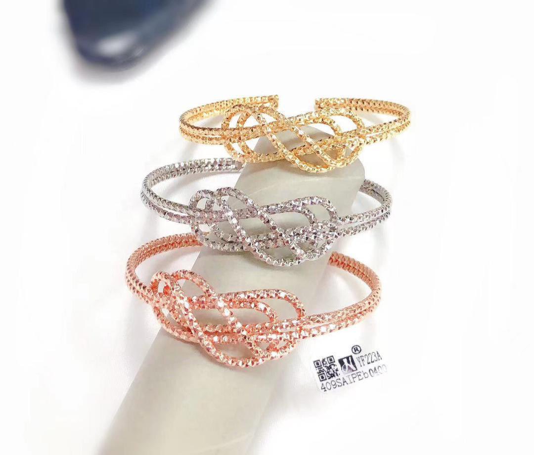 Kemsky_W's tweet photo. 3 in 1, 3-tones Bracelet✨
Non-tarnish ✅ Skin-friendly ✅ Durable✅
🏷️#16,000.
Please Repost🙏🏽
#pagesbydamicommerce #pagesbydamivisibilitydrive
#PBDfashion https://t.co/7SZKjUuMaD