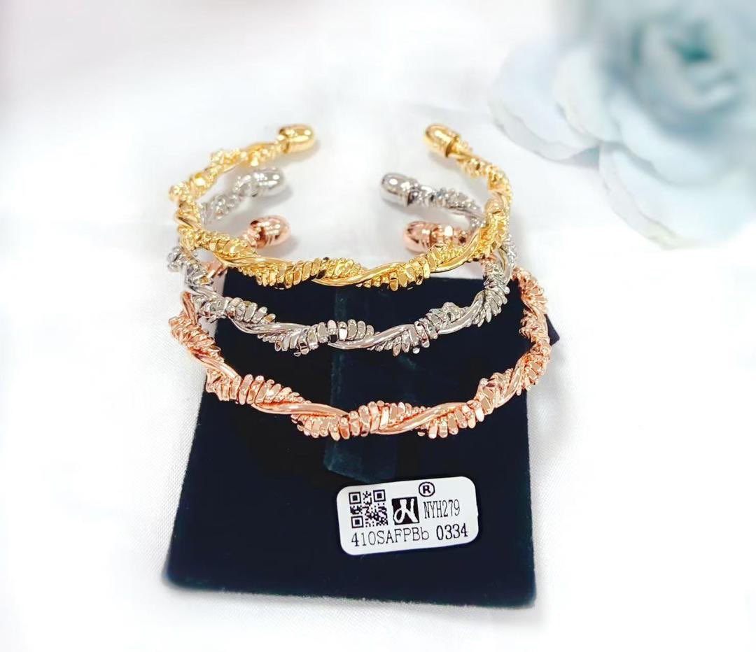 Kemsky_W's tweet photo. 3 in 1, 3-tones Bracelet✨
Non-tarnish ✅ Skin-friendly ✅ Durable✅
🏷️#16,000.
Please Repost🙏🏽
#pagesbydamicommerce #pagesbydamivisibilitydrive
#PBDfashion https://t.co/7SZKjUuMaD