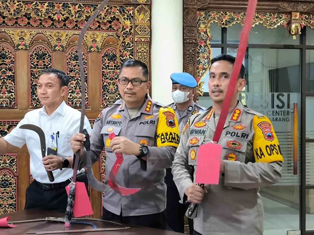 Semua polisi di sini bersepakat untuk membunuh karakter Gama, setelah anggota polisi lain membunuh nyawanya.

Dari pengakuan saksi (masih hidup), mereka pulang. Di tengah jalan ada polisi yang langsung nembak.

Gamma dibunuh dua kali.

Oleh mereka.