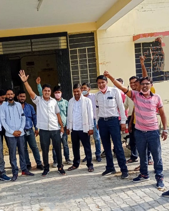 #stop_Privatizion_of_Electricity  
हम बिजली के निजीकरण का विरोध करते हैं। हमारी मांग है कि सरकार जनहित में निर्णय ले।  
<a href="/RajCMO/">CMO Rajasthan</a> @Hlnagar <a href="/alokrajRSSB/">Alok Raj</a> <a href="/artizzzz/">Arti Dogra</a> <a href="/1stIndiaNews/">First India News</a> @zeeNews @sachbedhadak <a href="/rpbreakingnews/">Rajasthan Patrika</a> <a href="/DainikBhaskar/">Dainik Bhaskar</a>