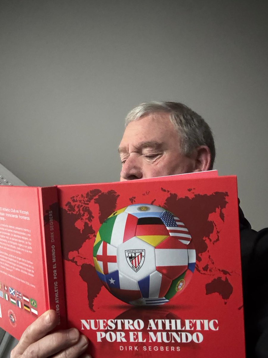 ¿Quién está tan centrado en la lectura de "Nuestro Athletic por el mundo"? Correcto, el gran <a href="/JaviClemente_/">Javier Clemente</a>. En el libro cuento cómo sus visitas al <a href="/IpswichTown/">Ipswich Town</a> de Bobby Robson inspiraron su táctica ganadora de dos títulos de liga y una Copa del Rey.